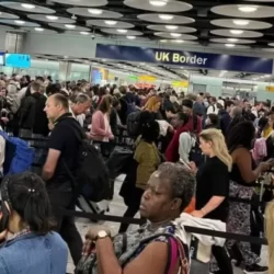 Teljes káosz, hatalmas sorok a brit repülőtereken, miután péntek este óta az egész országban nem működnek az E-kapuk