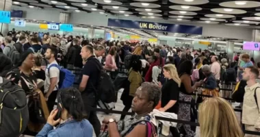 Teljes káosz, hatalmas sorok a brit repülőtereken, miután péntek este óta az egész országban nem működnek az E-kapuk