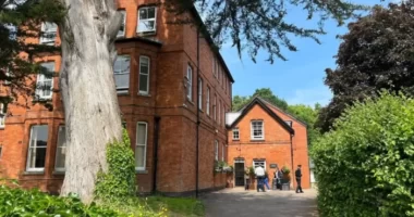 Súlyos incidens egy iskolában Dél-Angliában: 3-an, köztük 2 diák kórházban egy 16 éves fiút letartóztattak