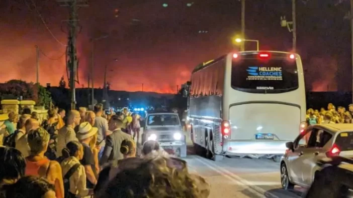 Hatalmas tűzvész pusztít Rodoszon: ezrével menekítik a szigetről az embereket, már magánhajók is besegítenek az evakuálásban 7