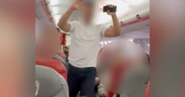 Bombariadó az egyik angliai repülőtéren – a fegyveres rendőrök távolítottak el egy férfit az egyik repülőről