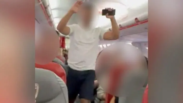 Bombariadó az egyik angliai repülőtéren – a fegyveres rendőrök távolítottak el egy férfit az egyik repülőről
