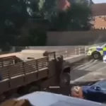 Katonai teherautóval hajtott át több rendőrautón egy férfi Dél-Angliában