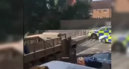 Katonai teherautóval hajtott át több rendőrautón egy férfi Dél-Angliában 18