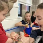 Hatalmas a hiány, ezért most a fizetésen felül egy 1000 fontos egyszeri összeget is felajánlanak pár munkakörben ösztönző jelleggel az új dolgozóknak Nagy-Britanniában