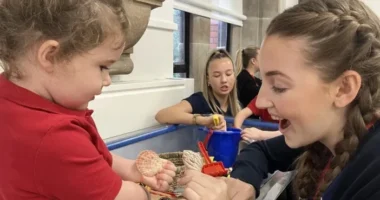 Hatalmas a hiány, ezért most a fizetésen felül egy 1000 fontos egyszeri összeget is felajánlanak pár munkakörben ösztönző jelleggel az új dolgozóknak Nagy-Britanniában