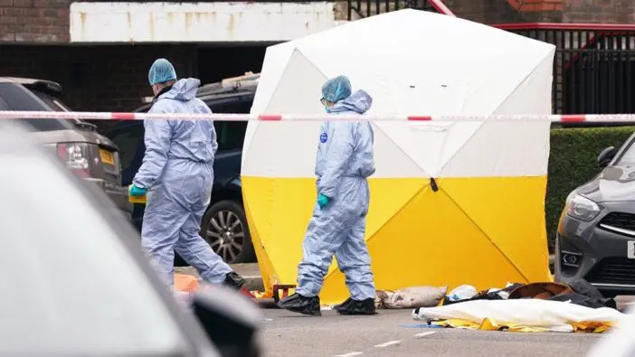 A rendőrök lőttek agyon egy férfit Londonban, aki számszeríjjal, karddal és kevlár mellénnyel volt felszerelve 5