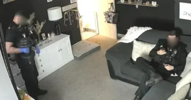 A rendőrök nekiálltak Netflixezni, meg edzeni egy nő otthonában Angliában