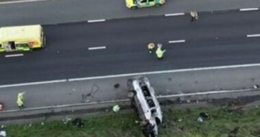 Súlyos autóbaleset Angliában – 17 ember kórházban, miután egy kisbusz is felborult tele szurkolókkal