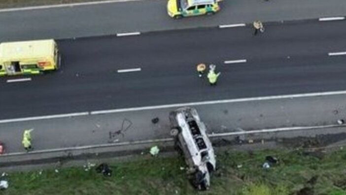 Súlyos autóbaleset Angliában – 17 ember kórházban, miután egy kisbusz is felborult tele szurkolókkal 2