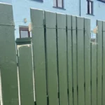 Szó szerint kerítéshez szegeltek egy embert az Egyesült Királyságban
