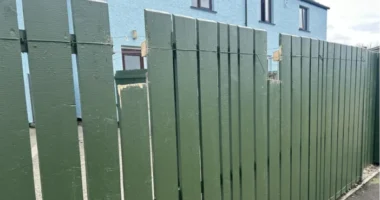 Szó szerint kerítéshez szegeltek egy embert az Egyesült Királyságban