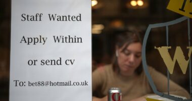 Soha nem látott magasságokba emelkedett a munkaerőhiány Nagy-Britanniában: döbbenetes friss adatok