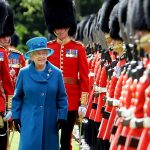 Tévedésből „majdnem lelőtte” a királynőt az egyik testőre a Buckingham Palotában