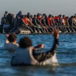 „Lenyűgöző”: Sikerült egy migránst kitoloncolni Franciaországba a Starmer-féle „egy be, egy ki” megállapodás keretében