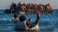 "Lenyűgöző": Sikerült egy migránst kitoloncolni Franciaországba a Starmer-féle „egy be, egy ki” megállapodás keretében