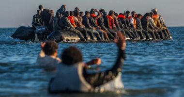 "Lenyűgöző": Sikerült egy migránst kitoloncolni Franciaországba a Starmer-féle „egy be, egy ki” megállapodás keretében