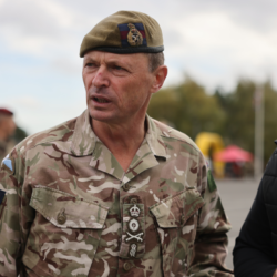 Háborúra készül Nagy-Britannia? Súlyos figyelmeztetés: "hamarosan a lakosságnak is szerepet kell vállalnia az ország védelmében" 15102025 CGS Roly Walker at Bismarck Challenge CRED BFBS