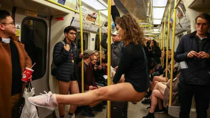Ilyen a nadrág nélküli metrózás napja Londonban - képekben 17