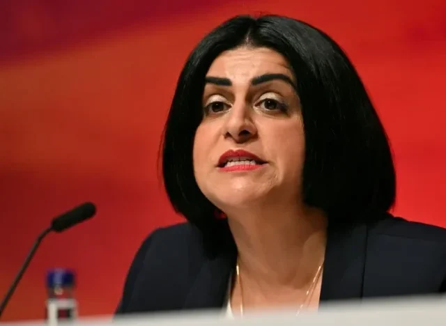 „Deportálni fogjuk a bevándorlókat, ha nem tudják bizonyítani, hogy kiérdemelték, hogy itt lehessenek” – bekeményít a brit kormány