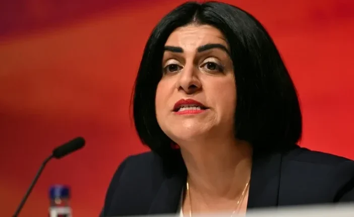 "Deportálni fogjuk a bevándorlókat, ha nem tudják bizonyítani, hogy kiérdemelték, hogy itt lehessenek" - bekeményít a brit kormány