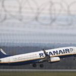 Újabb káosz a Ryanair egyik angliai járatán: annyira vállalhatatlanul részeg volt az egyik utas, hogy már az ülésre pisált