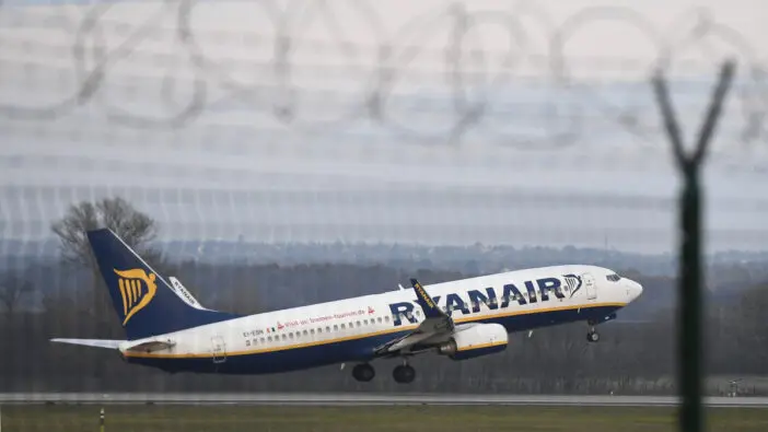 Újabb káosz a Ryanair egyik angliai járatán: annyira vállalhatatlanul részeg volt az egyik utas, hogy már az ülésre pisált