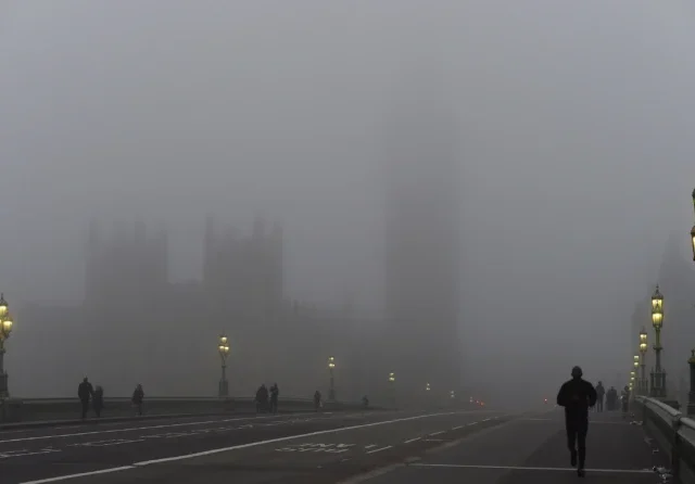 Járattörlésekre figyelmeztetnek az Egyesült Királyságban – sűrű köd és heves eső okoz közlekedési káoszt