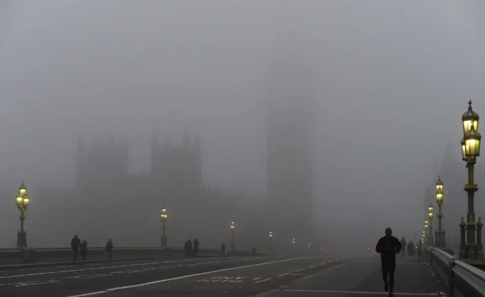 Járattörlésekre figyelmeztetnek az Egyesült Királyságban – sűrű köd és heves eső okoz közlekedési káoszt