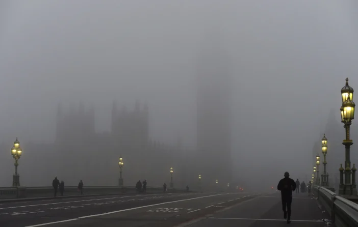 Járattörlésekre figyelmeztetnek az Egyesült Királyságban – sűrű köd és heves eső okoz közlekedési káoszt Járattörlésekre figyelmeztetnek az Egyesült Királyságban – sűrű köd és heves eső okoz közlekedési káoszt