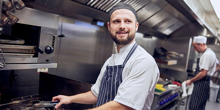 A munkanélküli fiatalokat az építőiparban és vendéglátásban fogják elhelyezni Angliában - aki elutasítja, elveszítheti a támogatásokat A munkanélküli fiatalokat az építőiparban és vendéglátásban fogják elhelyezni Angliában - aki elutasítja, elveszítheti a támogatásokat