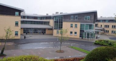 Rejtélyes körülmények közt egyszer csak összeesett és meghalt egy 15 éves fiú az iskolabuszon egy brit városban