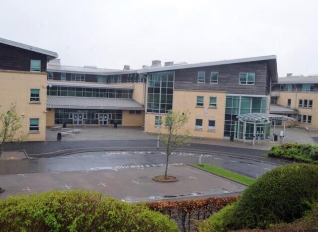 Rejtélyes körülmények közt egyszer csak összeesett és meghalt egy 15 éves fiú az iskolabuszon egy brit városban