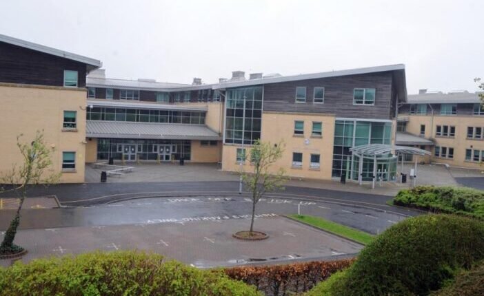 Rejtélyes körülmények közt egyszer csak összeesett és meghalt egy 15 éves fiú az iskolabuszon egy brit városban