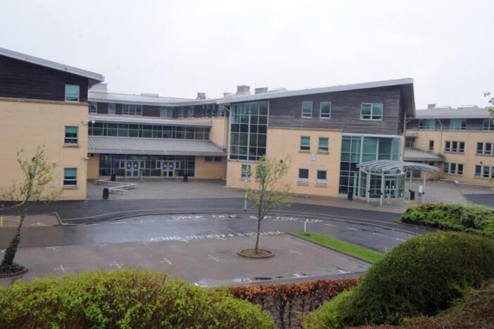 Rejtélyes körülmények közt egyszer csak összeesett és meghalt egy 15 éves fiú az iskolabuszon egy brit városban Rejtélyes körülmények közt egyszer csak összeesett és meghalt egy 15 éves fiú az iskolabuszon egy brit városban