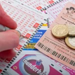 Elképesztő összeget, 181 millió fontot nyert valaki Nagy-Britanniában – mindenki nézze meg a szelvényeit