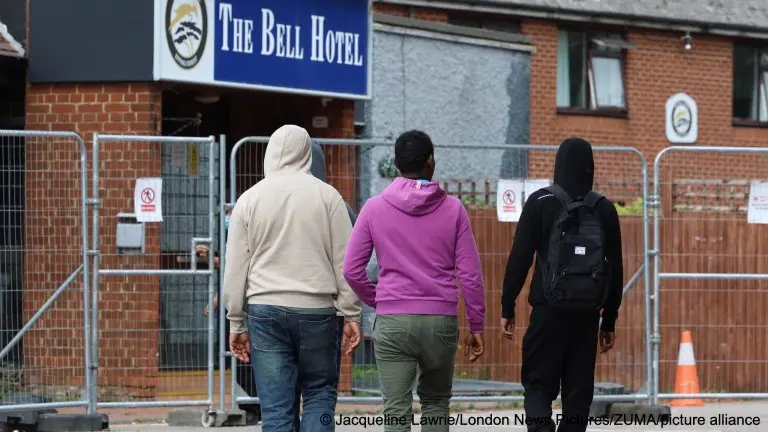 400 gyerek tűnt el migránshotelekből Nagy-Britanniában
