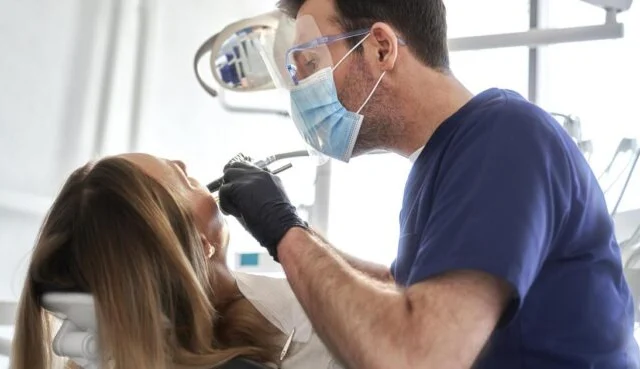 Egyre többen saját maguknak húzzák ki a fogukat Angliában