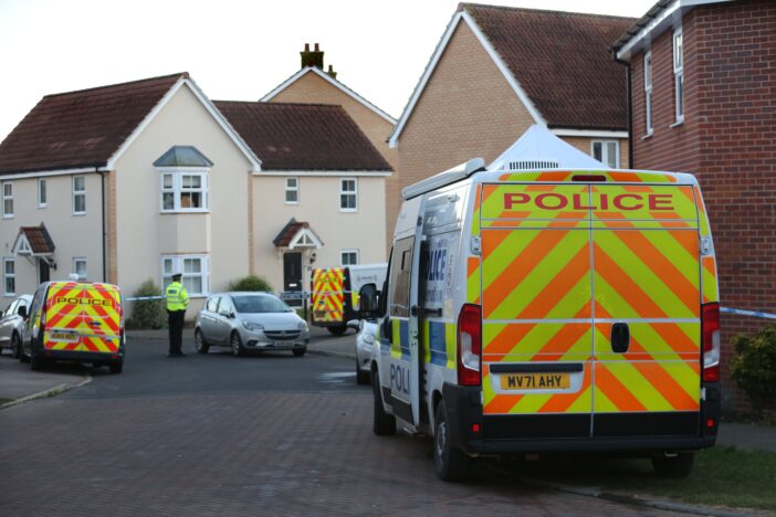 Négytagú családot találtak holtan egy házban Angliában – a szülőket nyakon szúrták 4