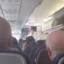 Káosz, rendőrök és másfél órás késés a Wizz Air londoni járatán - az egyik utast vádolták tévesen, hogy ellopta egy reptéri alkalmazott telefonját 3