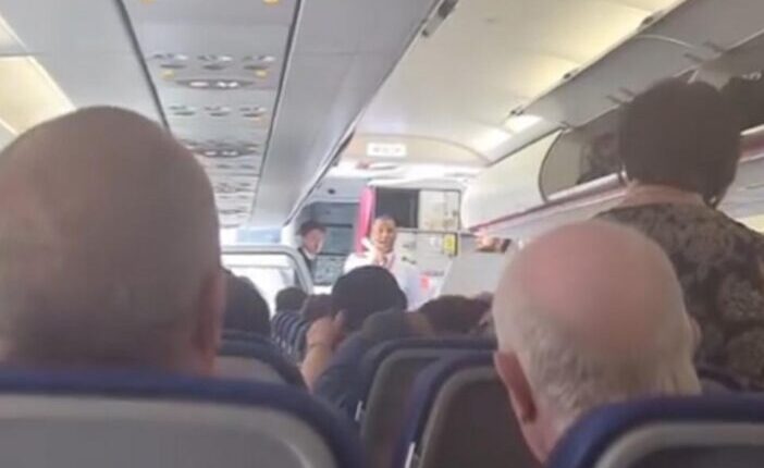 Káosz, rendőrök és másfél órás késés a Wizz Air londoni járatán - az egyik utast vádolták tévesen, hogy ellopta egy reptéri alkalmazott telefonját 1