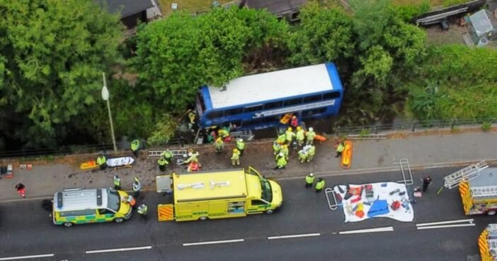 Súlyos buszbaleset Angliában: legalább 17 gyerek sérült meg, amikor egy emeletes busz folyóba zuhant