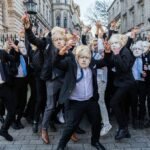 Vagy 100 Boris Johnsonnak öltözött fiatal csinált viccet a miniszterelnökből, a rezidenciája előtt, amit videóra is vettek