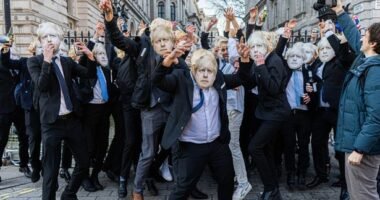 Vagy 100 Boris Johnsonnak öltözött fiatal csinált viccet a miniszterelnökből, a rezidenciája előtt, amit videóra is vettek