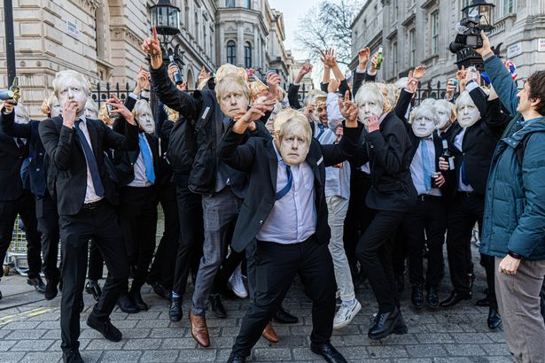 Vagy 100 Boris Johnsonnak öltözött fiatal csinált viccet a miniszterelnökből, a rezidenciája előtt, amit videóra is vettek 3