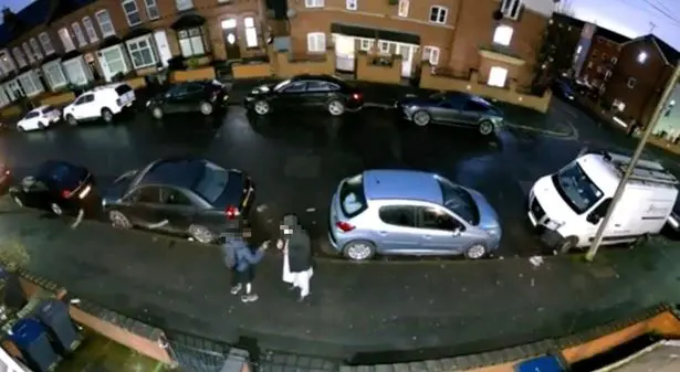 Felgyújtottak egy idős férfit, miközben hazafelé sétált Angliában, Birmingham városában 4