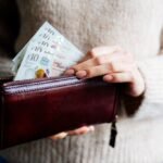 A brit kormány átmenetileg leállította a 300 fontos támogatás kiosztását családok millióinak