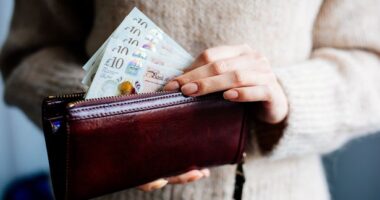 A brit kormány átmenetileg leállította a 300 fontos támogatás kiosztását családok millióinak