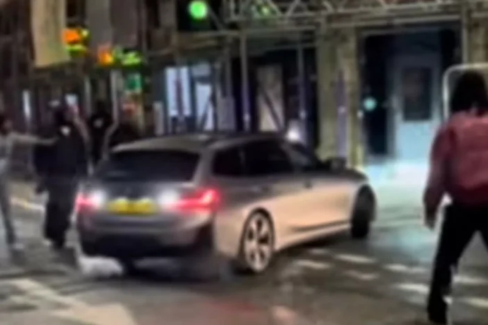Autóval emberek közé hajtott egy nő Manchester belvárosában - a jelenetet többen videóra is vették