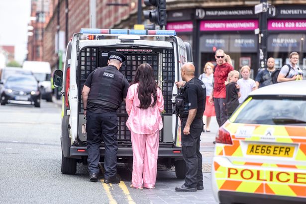 Elvágták egy nő torkát Angliában, egy manchesteri hotelben: rendőrök lepték el a környéket 4
